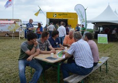 In het midden (blauwe polo) Sander Bernaerts van Naturim (biologisch bedrijfsadvies).