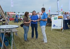 Geertje Schlaman (van het Biovelddag-team) met Paulien Veerman van Bionext.