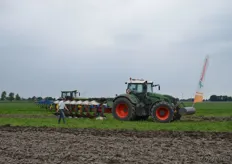 Er werden verschillende Ecoploegen gedemonstreerd op ondiep ploegen voor bodembesparing en humusbehoud.