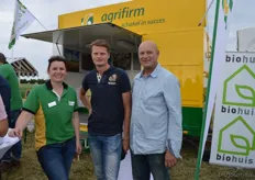 Links Anja Hoorweg van Agrifirm met 'uienmannen' Bas Groeneveld en Guido Aaldering (Aaldering Bio-ui).