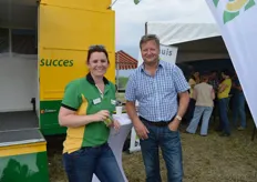 Anja Hoorweg (Agrifirm) met Douwe Monsma van biologisch landbouwbedrijf Exploitatie NZ 27.