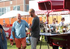 Richard van der Linden (rechts) vertelt wat meer over de biologische wijnen van Coenecoop Wine Traders.