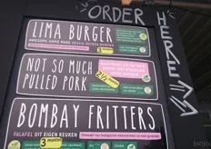 Dit werd op de menukaart gecommuniceerd. Zo is de falafel uit eigen keuken gemaakt van biologische kikkererwten. En de Lima Burger is gemaakt van biologische quinoa en boterbonen.