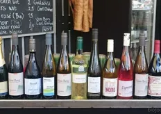 Diverse biologisch-dynamische wijnen in de wijnbar.