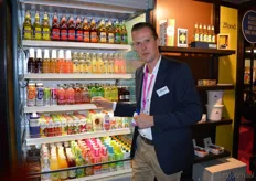 Björn Bosch toont de nieuwste biologische dranken die bij 2food verkrijgbaar zijn.
