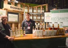 Frans en Thomas Erdmann met de biologische sterke dranken van BioSpirits. Ze zijn ook druk met BioDrinks, het zusterbedrijf van BioSpirits waaronder ze biologische softdrinks, premixen en cold brewed coffee op de markt gaan brengen.