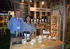 Eric Beek en Gloria Sullca met de koffie van Illimani.