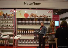 Dominique Demortier van Natur'Inov, gedroogd fruit in verpakking en dispensers.