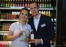 Björn Bosch en Pascaline van der Linden met de nieuwe All I Need drank. Het is gemaakt op basis van groene thee en superfruit.
