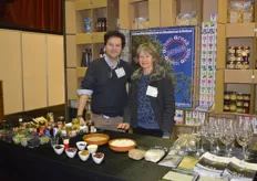 Theo Karkazis en Wendy Sickens de Wal in de stand van De Groene Griek. Zij importeren Griekse delicatessen, private label is ook mogelijk.
