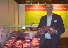 Met trots showt slachter Parrish Kortink van Vleesvee Integratie Twente een stuk biologisch fijnerib.