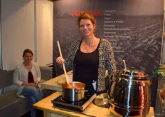 Jannie Rietman van Machandel laat de bezoekers lekkere soep proeven. Op de achtergrond Olga van IJzendoorn.