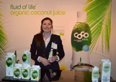Boudelot Hermans van Green Coco Europe met voor zich het assortiment kokoswater, kokosjuices en kokosmelk.