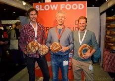 Slow Food zocht leden op de beurs, iedereen kan lid worden. Links bakker Rene van der Veer van De Veldkeuken en bestuursleden Maarten Kuiper en Ernst Hart.