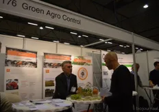 Michel Witmer vertelt een bezoeker wat het commerciële laboratorium en adviesbureau Groen Agro Control precies voor hem kan betekenen. Groen Agro Control richt zich specifiek op de Agri- en Foodsector.