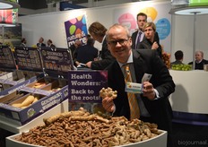 Michaël Wilde van Eosta toont de Health Wonders in pillendoosverpakking.