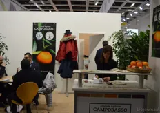 Corinne Feruto van het Italiaanse Azienda Agricola Campobasso Marco vertelt over het jaarrond aanbod van sinaasappelen binnen het teeltbedrijf. De mandarijnen zijn (voorlopig nog) niet biologisch.