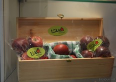 De (biologische) Isaac appelen uitgestald.