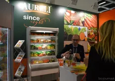 Valerio van het Italiaanse Aureli toont een veelvoud van groenten- en fruitsappen, waaronder de combinatie appel, sinaasappel en komkommer.