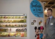 Allesio Fabbro van het Italiaanse Ortoromi Società Cooperativa Agricola toont diverse fruitsappen en ready-to-eat salades.