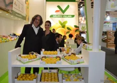 Loris Bergamo van het Italiaanse Gruppo Villari toont diverse verpakkingseenheden van de bio-citroenen.