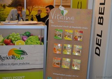 De groenten- en fruitchips uitgestald.