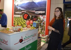 Celeste Biscuola van het Italiaanse Industrialfrut introduceert biologische appelmoes uit knijpfles.