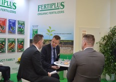 Rob den Ouden (midden) van Ferm O Feed toont biologische meststoffen geschikt voor specifieke productgroepen.