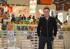 Marco Rossetti van het Italiaanse Agro T18 Italia. Belevert supermarkten met kleine bananen, sinaasappel met twijg en paprika. Zet volop in op China momenteel.