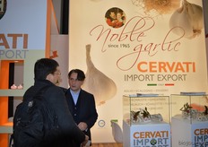 Antonio Ferrari in gesprek met klant. Import- en exportbedrijf in knoflook, sjalotten en gember uit Argentinië, Peru en Frankrijk.