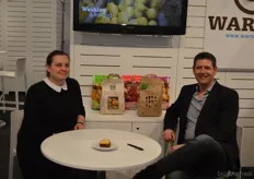 Charlotte Warnez en Peter van Steenkorte van het Belgische Warnez. Wassen en verpakken aardappelen voor levering aan de retail.