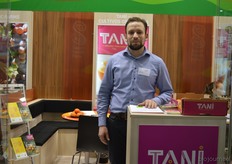 Dirk Heijne is namens Peruaanse compagnon Adolfo Arias aanwezig bij de stand van Cultivos Organicos. Handel in citrus en ook een deel avocado.