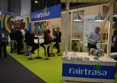 Roelant Komen van Fairtrasa druk in gesprek met klanten. Handel in exoten.