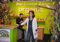 Geoffrey Harreman en Astrid Rog van Bio-Center ZANN wisten te imponeren met een tulpenboom vol kasgroenten.