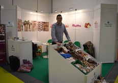 Hans van Rida Trade vertelt dat de gember biologisch is. Binnenkort volgen andere productgroepen.