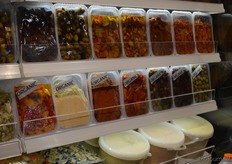 Assortiment biologische (bewerkte AGF-)producten, waaronder zongedroogde tomaten.