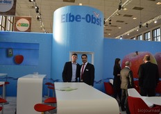 Volkan Altinova (rechts) en collega van het Duitse Elbe-Obst. Handelt in bio-appelen.