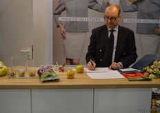 Jonathan Rhodes van het Franse Perlim. Exporteert Opal appelen en walnoten uit Frankrijk.