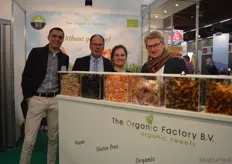 Aart Broek, Fred van Tienen en Meeke Janssens ontvangen een bezoeker in de vernieuwde stand van The Organic Factory. Zoals altijd was de stand goed gevuld met allerlei snoepjes uit het veelzijdige assortiment.