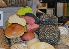 "Een bijzondere nieuwe verschijning tussen de andere broden van Odenwald Organic Bakery: Brood in bijzondere kleuren. "Hiervoor gebruiken we inktvis-, spinazie- en wortelextract. Diverse topkoks tonen hier interesse in."