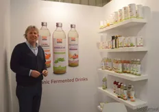 Ruud van Tol met naast hem een deel van de nieuwe producten van Mattisson Healthcare. Hij introduceerde onder meer diverse supplementen en kombucha (gefermenteerd drankje).