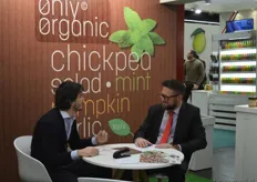 Ruben Busch (rechts) in gesprek over het merk Only Organic (het 'internationale broertje' van Bio+).