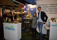 Naturz Organics is 3 jaar geleden begonnen en zijn gespecialiseerd in biologische proteïnes, lecithinen en noten en zuidvruchten. Op de foto: Jade Kouwenberg en Roy van Diemen.