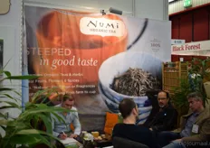 Ahmet (derde van links) is het brein achter Numi Europe BV. Introduceert een nieuwe variant ‘toasted rice’.