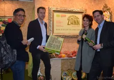 BIO-Center Zann laat weten dat het Hollandse seizoen weer is gestart. “De eerste komkommers zijn weer gearriveerd”. Op de foto: Robbin Lansbergen (2e), Astrid Rog (3e) en Bart Italie (4e).