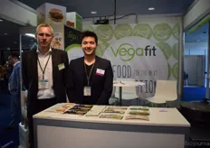 Markus Wissing en Frederik Bärssch van Bobeldijk Food Group promoten een aantal Vegafit-producten, plantaardige en biologische alternatieven voor vlees en vis.