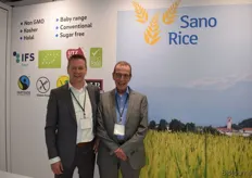 Gert Hendriksen en Peter Duivenkate van SanoRice, producent van rijst-, maïs- en meergranenwafels. Aan alle certificaten is te zien dat zijn een actief duurzaamheidsbeleid hebben.