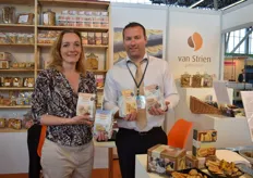 Els van Strien en Marcus Takacs van Banketbakkerij van Strien presenteren vier soorten biologische koekjes, daarmee wonnen ze de Great Taste Award 2016.