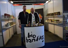 Teamwork van Hans de Boer en Pieter Bas Alferink, met hun uniforme en stoere outfit promoten zij dressings, ketchups en mayonaises van BioBandits.