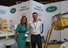 Marieke Klijn-van Roon en Patrick Voordijk van Spack, het bedrijf is leverancier van allerlei soorten biologische plantaardige oliën, zowel koudgeperst als geraffineerd, in verpakkingen op maat.